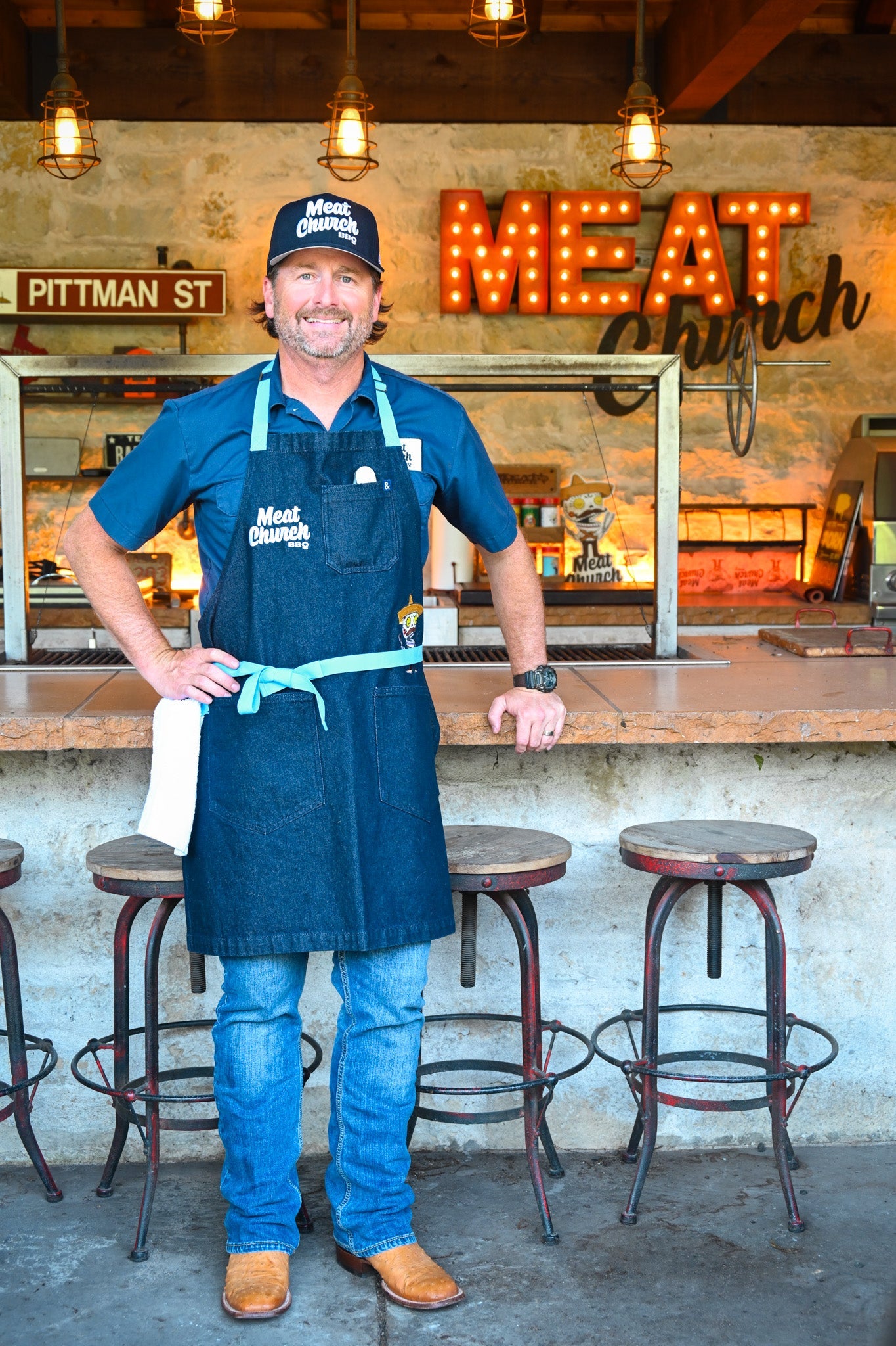 hedley-and-bennett-meat-church-apron-navy-z2 NAVY_H_B_APRON_LIFESTYLE_OUTDOOR_KITCHEN_TIED.jpg